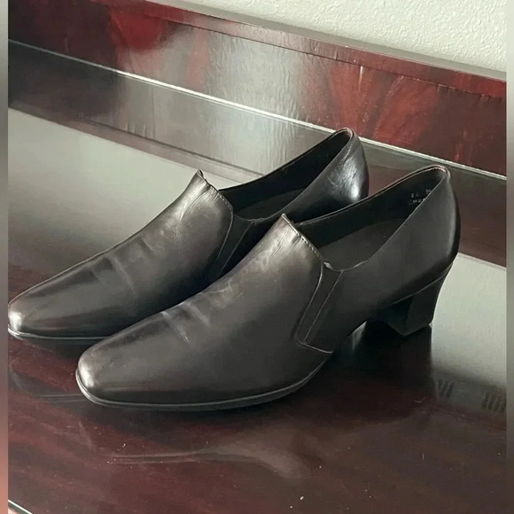 Munro ladies heeled loafers. Size 11M, leather, excellent cond.,  Brown trend! - Picture 9 of 15